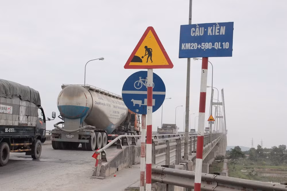 Cầu Kiền nằm trên QL10 nối huyện An Dương với huyện Thủy Nguyên (Hải Phòng) từng là cây cầu dây văng đẹp nhất Việt Nam nhưng đến nay đã xuống cấp trầm trọng. Trước đó Kiến Thức đã có loạt bài phản ánh thực trạng này.