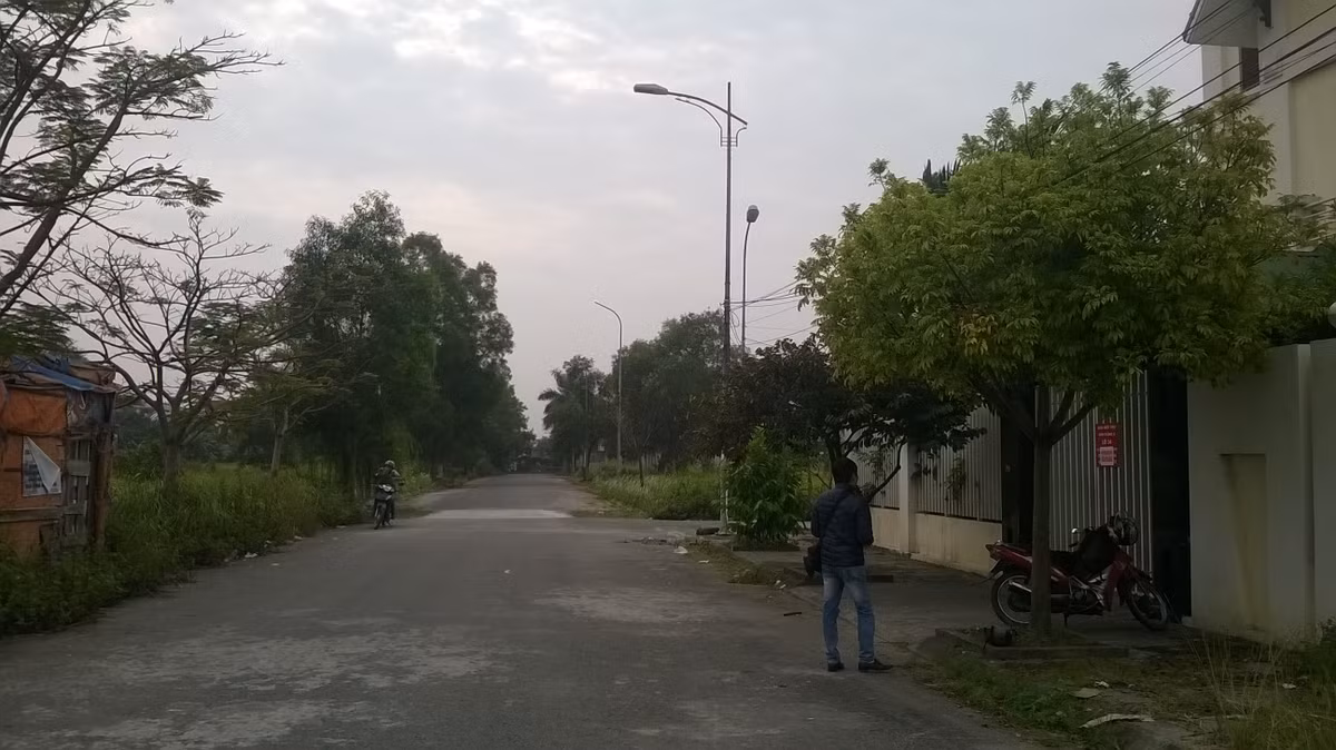 Căn biệt thự nằm ở khu vắng vẻ, ít người qua lại.