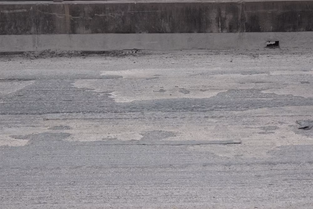 Mặt cầu đã trở lại bằng phẳng, khi rải nhựa thi công xong thì người dân đi lại sẽ dễ dàng hơn.