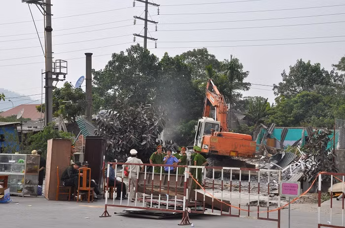 Lực lượng cưỡng chế thực hiện cưỡng chế gia đình ông Hỵ khi vợ chồng ông Hỵ không có mặt tại nơi cưỡng chế.