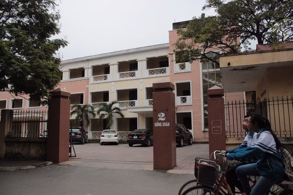 Trong khi UBND TP Hải Dương phải đi "mượn" trụ sở, thì tại số 2, phố Đồng Xuân, nơi trước đây từng là trụ sở của UBND TP Hải Dương nay bị bỏ không, chưa có cơ quan nào khác đến làm việc.