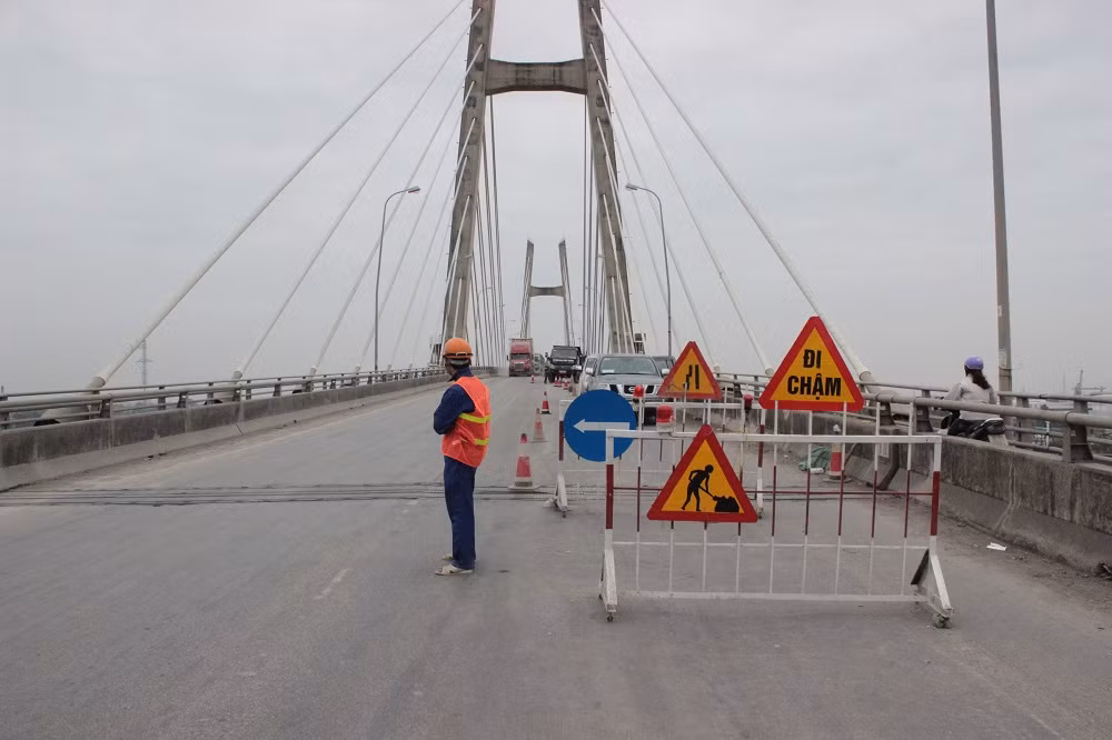 Đến nay, sau khi Kiến Thức phản ánh, Cục Quản lý đường bộ I (QLĐB, thuộc Tổng cục Đường bộ Việt Nam - Bộ GTVT) đã tiến hành tu bổ sửa chữa cây cầu này với số kinh phí dự kiến gần 20 tỷ đồng từ nguồn Quỹ Bảo trì đường bộ Trung ương. Các hạng mục sửa chữa gồm: Thay lớp phủ mặt cầu, sửa vuốt nối đầu cầu, thay toàn bộ khe co giãn, sửa cục bộ dầm hộp, vết nứt thân trụ và ụ chống xô, thang máy và đèn đỉnh trụ, hệ thống thoát nước, kè chân trụ...