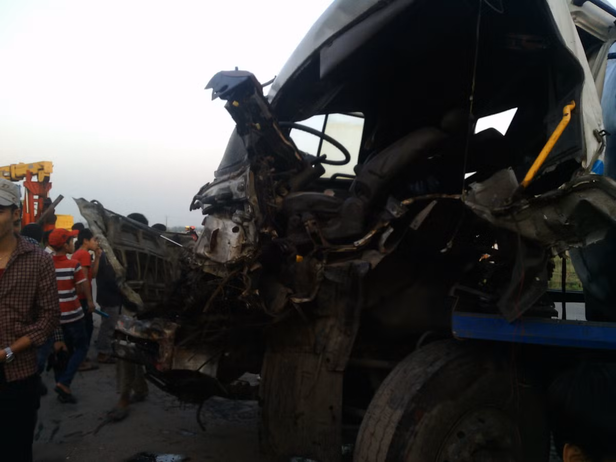 Vụ va chạm bất ngờ khiến xe ôtô tải phi téc chở xăng đánh lái gấp lao sang làn đường kế bên va chạm với xe ôtô buýt BKS: 34B – 002.66 do lái xe Vũ Văn Quang (SN 1982 trú tại Tứ Minh – TP. Hải Dương) điều khiển. Chưa dừng lại ở đây, khi xe ôtô tải thùng kín mất lái đã va chạm với 1 xe môtô đi cùng chiều BKS: 34C1 – 009.32 do lái xe Phạm Văn Văn điều khiển, khiến lái xe tải và lái xe môtô đều bị gẫy chân.