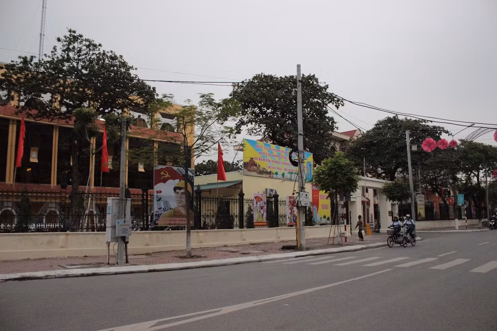 Theo Chánh văn phòng tỉnh Hải Dương, trụ sở này do bên Quốc phòng (khu đất của Bộ Quốc phòng do Quân khu 3 quản lý) cho UBND TP Hải Dương mượn. Nếu dự án xây dựng Khu hành chính tập trung của tỉnh được triển khai thì trụ sở UBND tỉnh bây giờ sẽ giao cho UBND TP Hải Dương làm trụ sở.