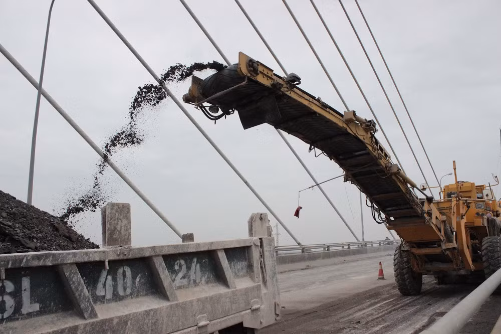 Lớp mặt đường đã được bóc đi...