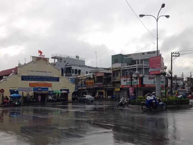 Trung tâm chợ Thủ Đức mọi ngày vốn náo nhiệt thì giờ vắng vẻ người qua lại