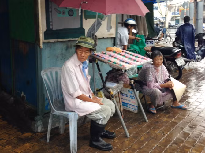 Mọi người co ro trong mưa gió...