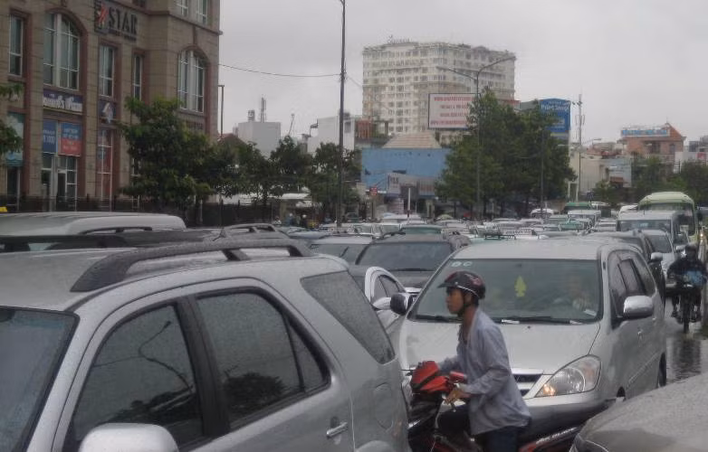 Dòng xe xếp hàng dài trên đường vào trung tâm TP HCM. Đến hơn 10h cùng ngày, tình trạng mưa to, ngập nước vẫn chưa được cải thiện.