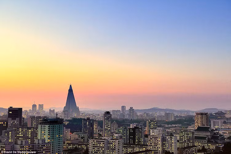 Một Bình Nhưỡng hiện đại, rực rỡ về đêm khác xa với những mô tả của truyền thông phương Tây về hình ảnh Triều Tiên lạc hậu và nghèo khổ.