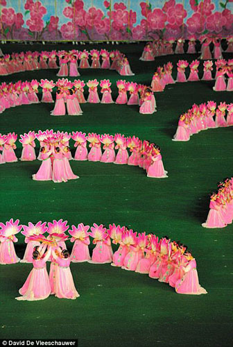 Một bài múa hoa sen hoành tráng trong lễ hội đồng diễn Arirang - kỷ niệm Ngày Chiến thắng trong cuộc chiến tranh Triều Tiên (1950-1953).