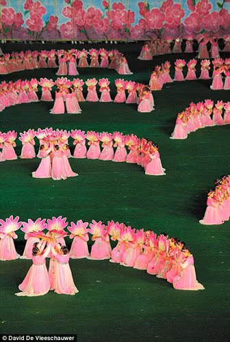 Một bài múa hoa sen hoành tráng trong lễ hội đồng diễn Arirang - kỷ niệm Ngày Chiến thắng trong cuộc chiến tranh Triều Tiên (1950-1953).