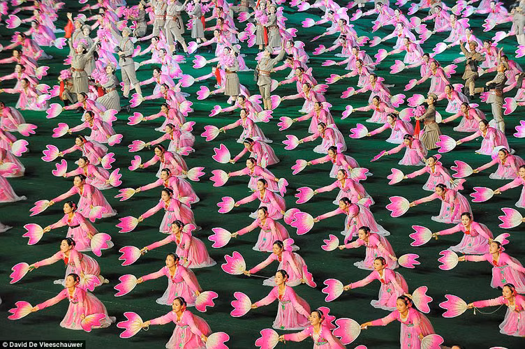 Các thiếu nữ Triều Tiên trình diễn trong Lễ hội đồng diễn Arirang lớn nhất thế giới.