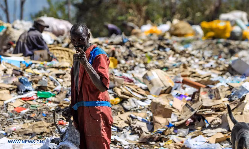 Một người đàn ông kiếm sống trên núi rác.