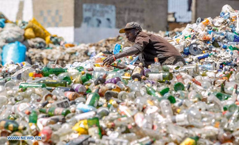 Một người đàn ông trung niên nhặt chai lọ ở bãi rác Dandora, nằm giữa khu dân cư ở Nairobi, Kenya ngày 4/9.