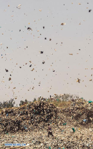 Tuy nhiên, bãi rác với những núi rác khổng lồ, bốc mùi hôi thối này lại nằm kẹt giữa các khu dân cư, gây ô nhiễm môi trường sống và tạo ra các mối đe dọa nghiêm trọng đối với sức khỏe con người.