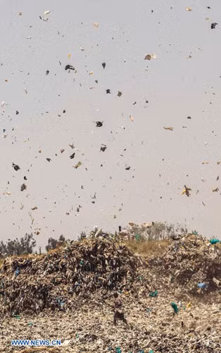 Tuy nhiên, bãi rác với những núi rác khổng lồ, bốc mùi hôi thối này lại nằm kẹt giữa các khu dân cư, gây ô nhiễm môi trường sống và tạo ra các mối đe dọa nghiêm trọng đối với sức khỏe con người.