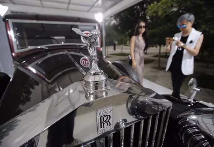 Hai vị khách sành điệu chiêm ngưỡng chiếc xe hơi sang trọng được thiết kế theo phong cách cổ điển của hãng Rolls- Royce ngày 28/6.
