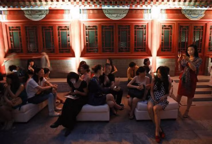 Những vị khách sang trọng ngồi nhấm nháp rượu sâm banh trong khi chờ buổi trình diễn thời trang ngày 21/6.