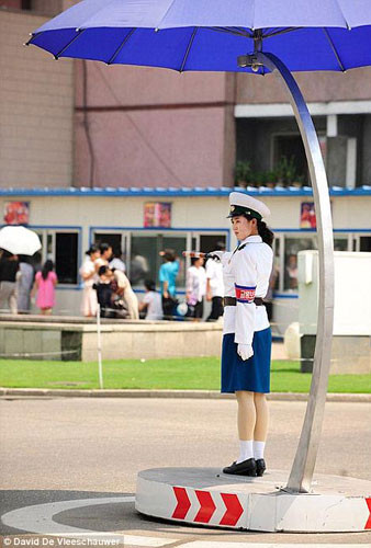 Nữ cảnh sát giao thông xinh đẹp trên đường phố Bình Nhưỡng.