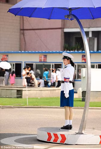 Nữ cảnh sát giao thông xinh đẹp trên đường phố Bình Nhưỡng.