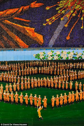 Các nghệ sĩ Triều Tiên mặc quân phục biển diễn trong lễ hội Arirang.