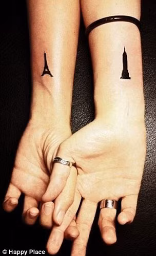 Hình xăm "tông xuyệt tông" của một cặp tình nhân.