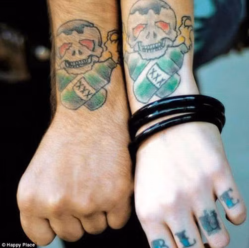 Cặp đôi này thậm chí xăm hình đầu lâu biến dạng lên cổ tay.