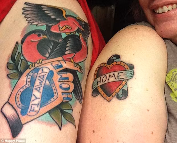 Chàng trai với hình xăm những chú chim và cụm từ Fly away home còn thiếu nữ xăm biểu tượng trái tim và từ Home lên cánh tay.
