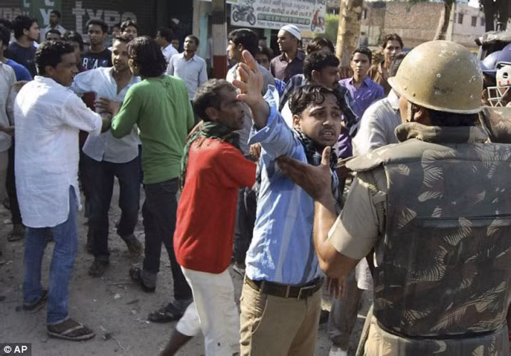 Vụ giết người dã man bất chấp luật pháp đã gây ra làn sóng phẫn nộ trong khu vực và bùng lên thành vòng bạo lực chết người vào cuối tuần qua. Hàng nghìn nông dân Hindu đã tổ chức mít tinh tại làng Kawal đòi công lý cho 3 người đàn ông bị giết vì hành động trượng nghĩa.