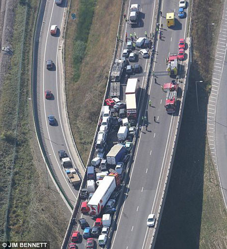 Trên cầu là cảnh tượng một loạt xe ô tô, xe tải và xe hàng méo đầu vẹo đuôi nằm ngổn ngang hoặc chồng chéo lên nhau.