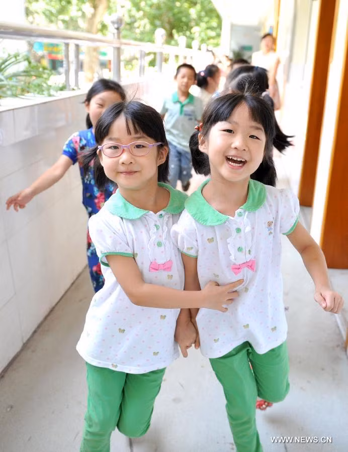 Cặp song sinh Shan Xinyue và Shan Xinyi chơi đùa vui vẻ ở trường tiểu học cùng các cặp song sinh khác.