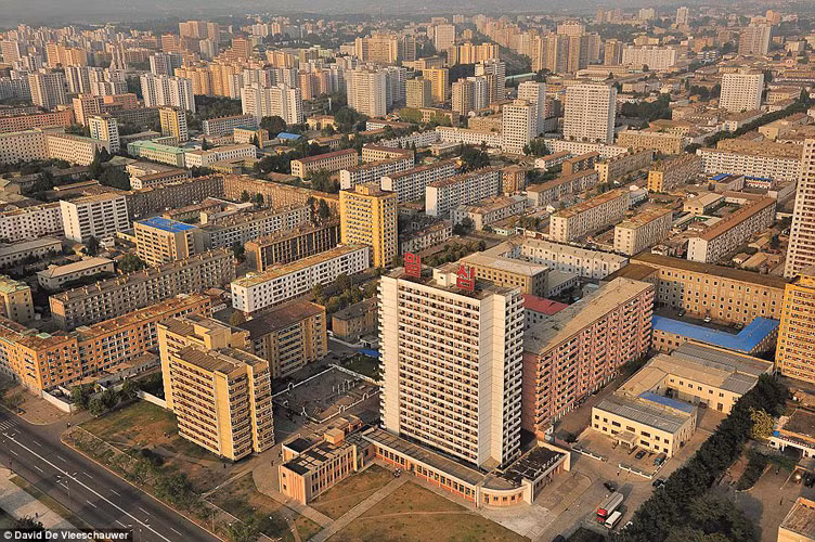 Những tòa nhà chọc trời hiện đại đang mọc lên như nấm ở Triều Tiên không kém các thành phố khác.