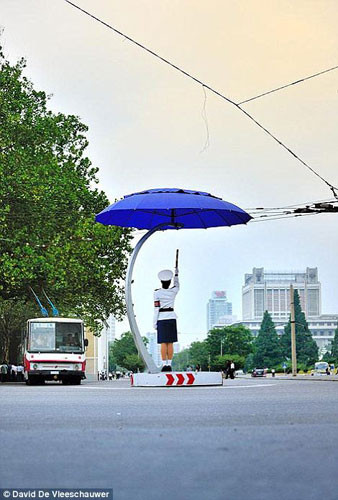 Nữ cảnh sát giao thông điều tiết giao thông là hình ảnh thường bắt gặp ở Triều Tiên.
