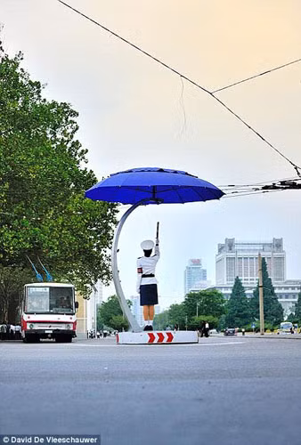 Nữ cảnh sát giao thông điều tiết giao thông là hình ảnh thường bắt gặp ở Triều Tiên.