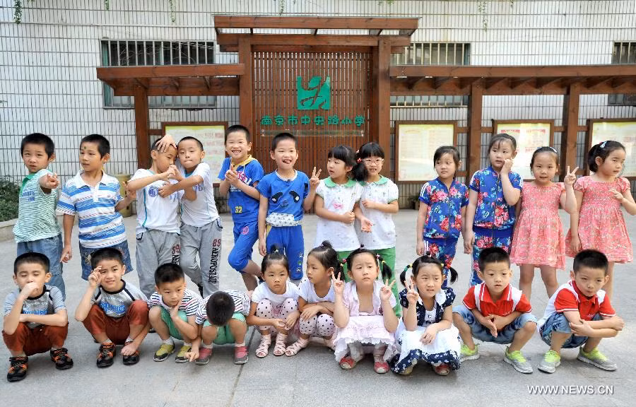 11 cặp song sinh học cùng trường tiểu học Đường Zhong Yang ở Nam Kinh, Giang Tô chụp ảnh kỷ niệm nhân ngày khai giảng 1/9.