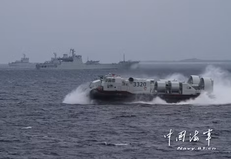 Tàu đổ bộ khổng lồ của Trung Quốc từng tiến sát bờ biển Malaysia.