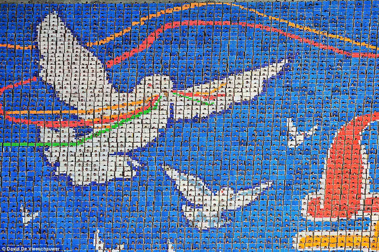 Một bức tranh sống động được tạo thành từ hàng ngàn miếng ghép trong đêm trình diễn Arirang.