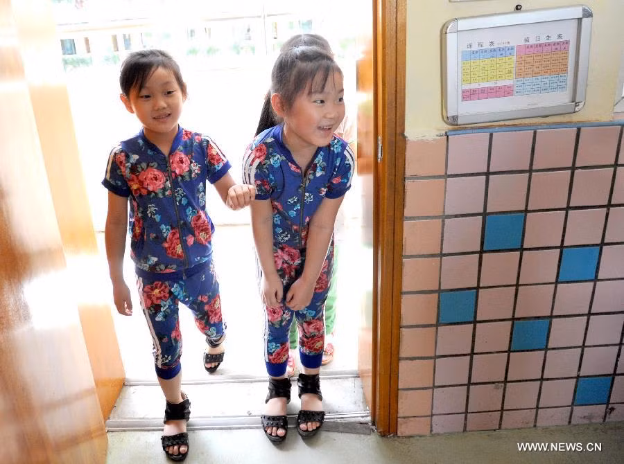 Cặp song sinh nhí nhảnh Huang Qi và Huang Yao chính thức bước vào lớp 1.