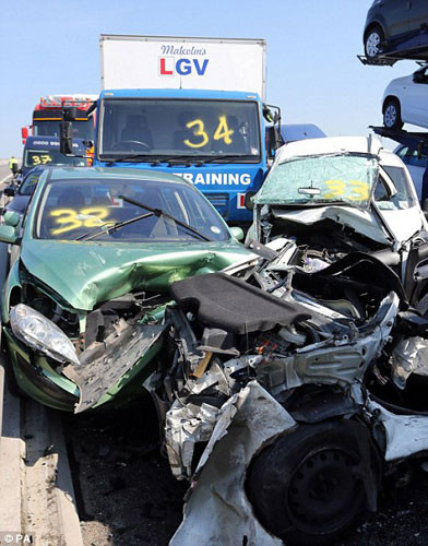 Những chiếc xe hơi bị đâm mạnh nát bươm.