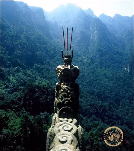 Danh lam thắng cảnh này là đất thánh của Đạo giáo - tôn giáo bản địa của Trung Quốc.