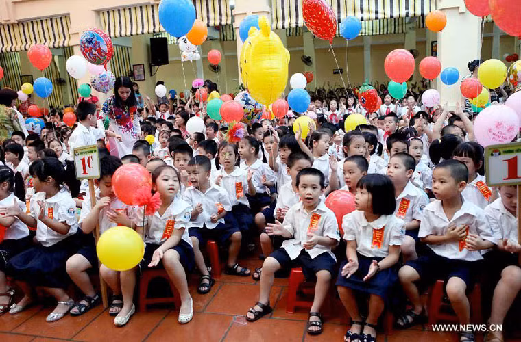 Các bé "heo vàng" vừa vỗ tay vừa hát rất hồn nhiên trong lễ khai giảng tại trường tiểu học Trần Quốc Toản.