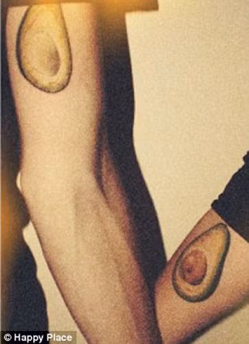 Cặp đôi chọn cảch thể hiện tình yêu bằng hình xăm nửa trái bơ.