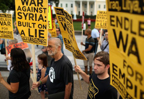 Người biểu tình trong đó có cựu chuyên gia phân tích của CIA Ray McGovern (thứ 2 từ trái qua) tập trung ở phía bắc Nhà Trắng phản đối Mỹ can thiệp quân sự vào Syria.