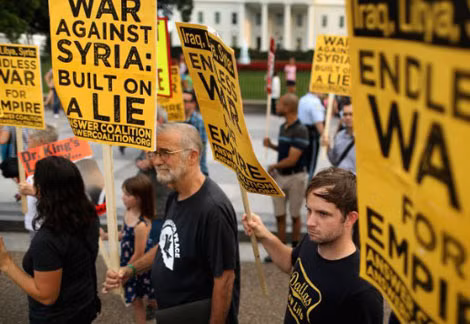 Người biểu tình trong đó có cựu chuyên gia phân tích của CIA Ray McGovern (thứ 2 từ trái qua) tập trung ở phía bắc Nhà Trắng phản đối Mỹ can thiệp quân sự vào Syria.