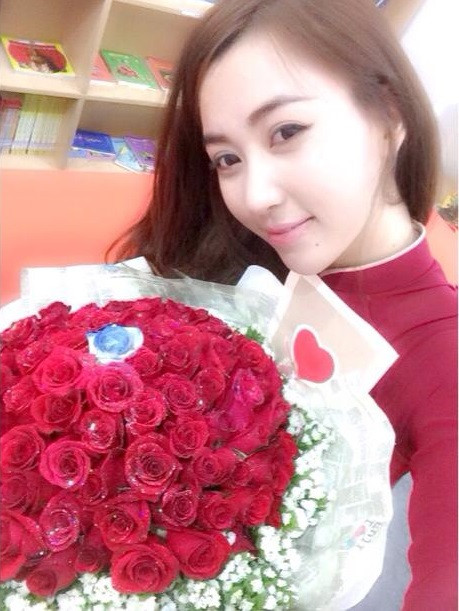 Những bức ảnh của cô giáo Loan đăng lên mạng rõ ràng đều trải qua một số bước chỉnh sửa có trong một vài phần mềm rất phổ biến trên điện thoại di động.