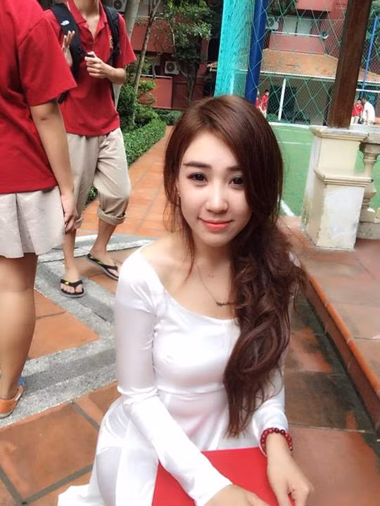 Cô giáo trẻ đẹp tên Vũ Thị Thúy Loan, quê Hải Dương, hiện đang giảng dạy môn Lịch sử tại trường Quốc tế Việt - Úc, Hà Nội.