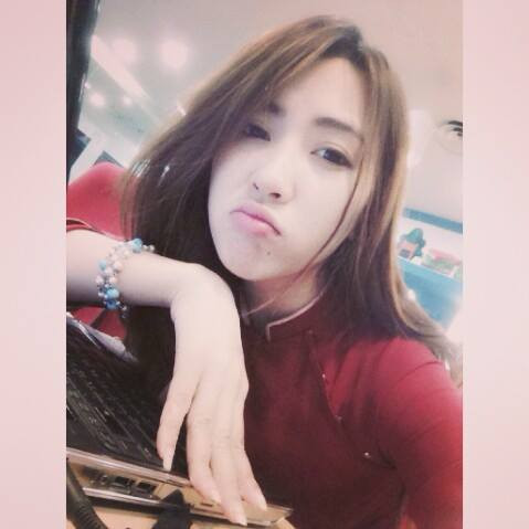 Nhưng bên cạnh đó, vẻ "xì-tin" đáng yêu cùng sở thích chụp ảnh mọi lúc, mọi nơi của cô giáo trẻ với nhiều vẫn khiến các bạn trẻ, đặc biệt là các chàng trai thấy thích thú và bị thu hút.