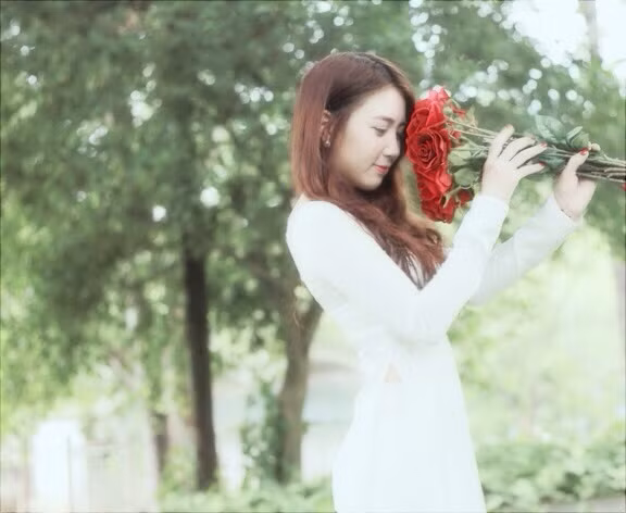 Cô giáo Loan có khá nhiều bộ ảnh nghệ thuật đẹp mắt, chuyên nghiệp, tôn mạnh vẻ đẹp ngoại hình của cô. Ảnh: FBNV.