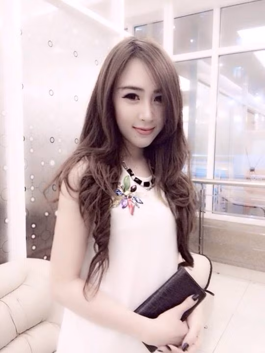 Trên trang cá nhân của mình, cô giáo Loan sở hữu số lượng lớn ảnh chụp của bản thân, ảnh đi chơi với bạn bè, học sinh... phần lớn trong số đó khoe gương mặt trắng xinh, ấn tượng và vẻ nhí nhảnh, đáng yêu của nhân vật chính.