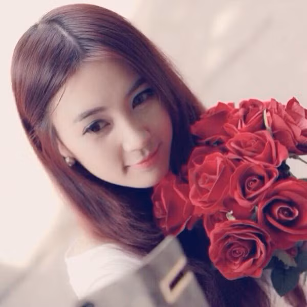 Tuy nhiên một số dân mạng khác lại tỏ ra không mấy ấn tượng với nhan sắc của cô giáo Loan. Họ cho rằng hiện nay để có một bức ảnh chụp mặt xinh xắn đăng lên mạng là không khó.